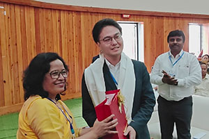 Felicitation of Mr. Shoichiro Adachi,  Managing Director & Chief Operating Officer, Instalimb Pvt. Ltd. by Smti. Bridget Warshong, Deputy Commissioner for Persons with Disabilities