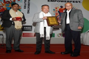 Hon'ble Minister, I/c Social Welfare Department Minister, Bah Paul Lyngdoh felicitates Director of Sanker Rehabilitation Centre, Dr. Sandi Syiem with the Champion of Mental Health
Advocacy Award
