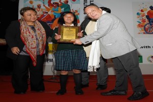 Hon'ble Minister, I/c Social Welfare Department, Bah Paul Lyngdoh presents Inclusive Sportsmanship Award to Meghalaya Women's Blind Football Team