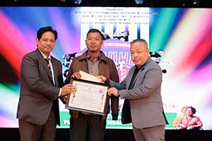 Hon’ble Chief Minister of Meghalaya, Shri Conrad K. Sangma and Shri Paul Lyngdoh, Hon'ble Minister, I/c of Social Welfare Department, Government of Meghalaya presenting award to the winner of the Inclusive Film Festival, EMPOWERFEST 2025